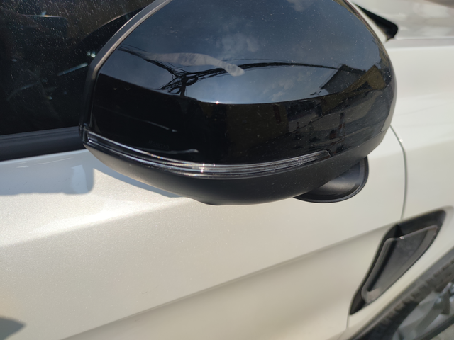 提车一周右后视镜蹭了两次
有没有车友，这种小划痕有什么处理的好办法