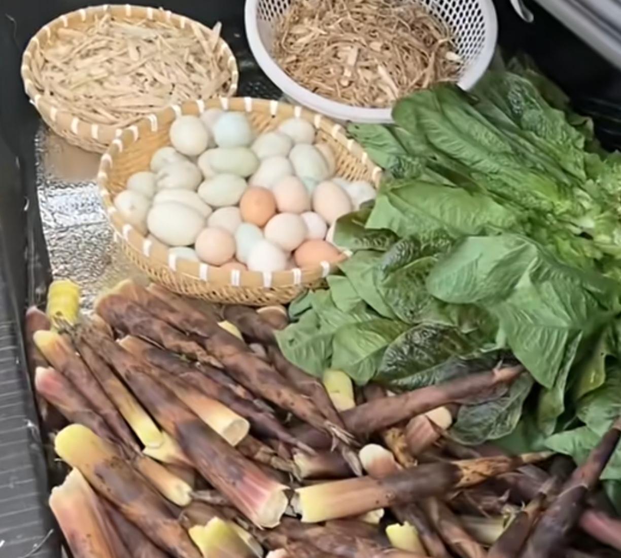 每次回家老妈也是把她种的菜给我带来。妈在家在感觉自己还是孩子[捂脸]