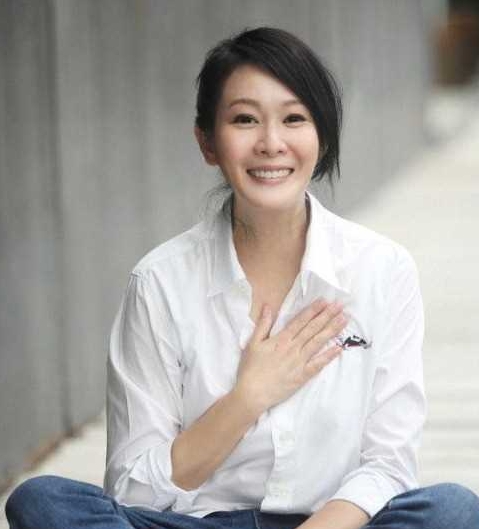 2011年，刘若英嫁给了身家68亿的富商钟小江，婚前刘若英约法三章：可以同居但必