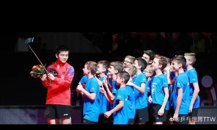 大朋友和小朋友
#樊振东# 
2019年11月17日，奥地利公开赛。冠军和球童们