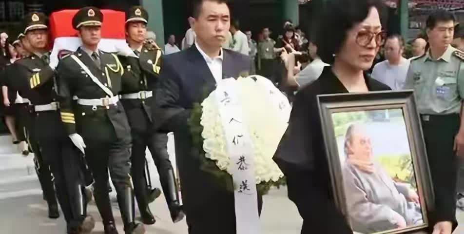 2011年，贺龙的三个女儿送别薛明妈妈，你知道三个女儿是谁吗？