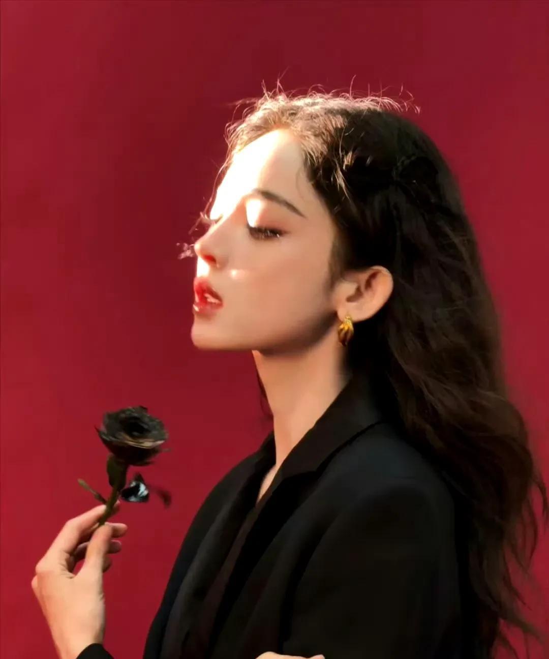 古力娜扎，全名古丽娜扎尔·拜合提亚尔，1992 年出生于新疆乌鲁木齐。她毕业于北