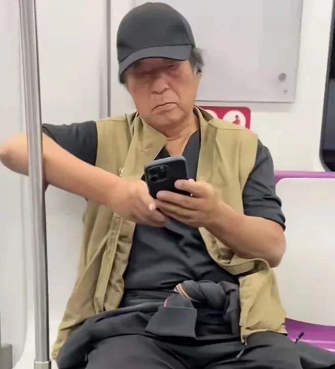 最近有网友偶遇了相声演员牛群，从网友分享的牛群近况来看，他的晚年生活很不如意，已