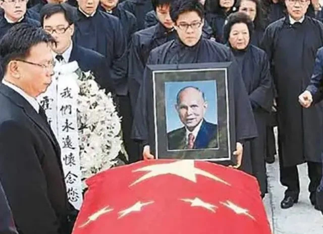 霍英东家族的爱国事迹











你敢信？香港霍家老爷子霍英东去世时，