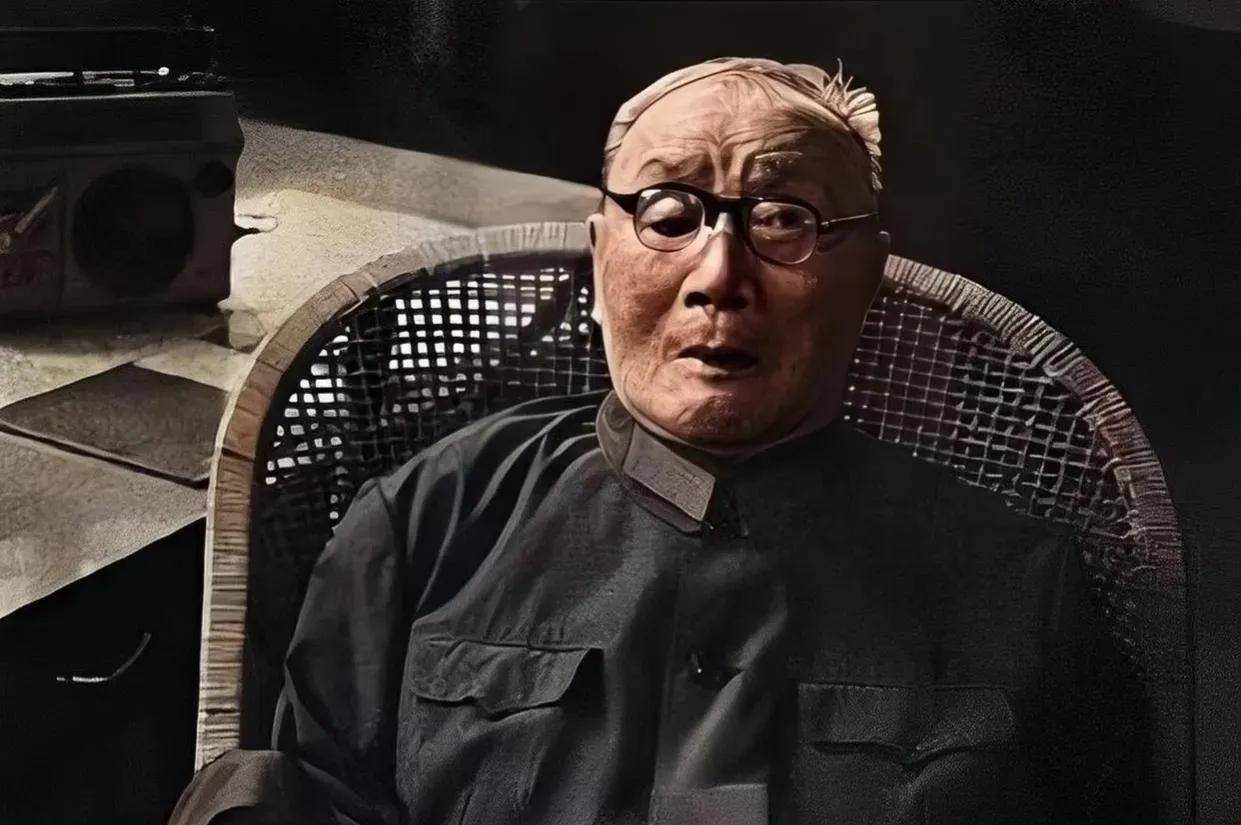 这是1985年，92岁的刘伯承元帅坐在椅子上的场景。
他这一生，驰骋于烽火硝烟的