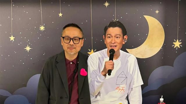 刘德华和朋友聚餐，63岁身材消瘦，身体前倾双手比耶！状态显老！