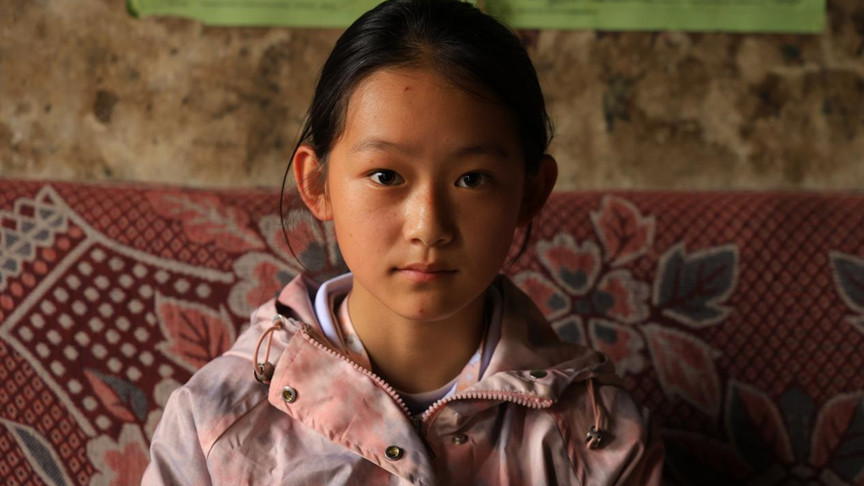 漂亮女童被亲生父母遗弃在草地，残疾养父辛苦把她养大，说捡了个宝