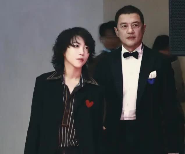 我敢说，
李亚鹏这辈子做得最对的事就是待窦靖童如亲生女儿！万万没想到，窦靖童会