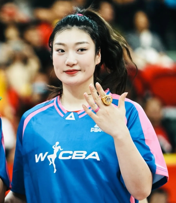 李梦的大嘴巴害了自己。人们都说李梦球打得好，人又美，是这届国家女篮的一姐，是球队