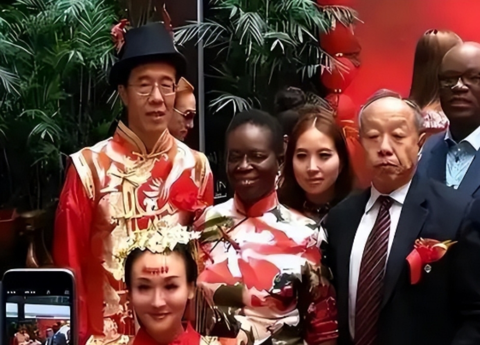 这就是嫁给美国人的下场！2017年，曾经的央视著名主持人，爱上富豪后，远赴美国，