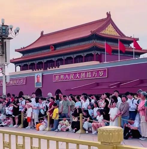 天安门城楼修缮维护完成，围挡一拆，焕然一新完美呈现，游客在城楼前拍照留念。
天安