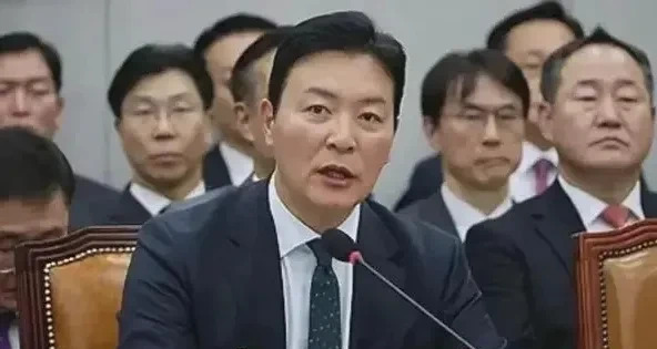 总统警卫内斗











新总统李在明上任第一天，安保现场就乱了套！警
