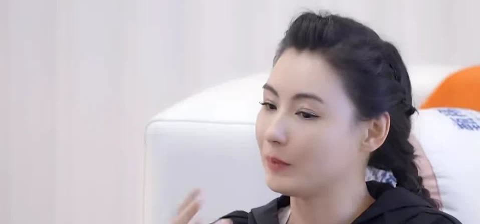 在节目中张馨予问张柏芝：“你还会考虑结婚吗？”
张柏芝回答：“不会，我目前没有