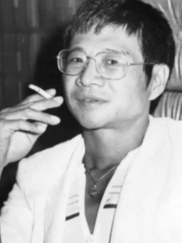 1957年，倪匡伪造多种公章、证件、介绍信，由内蒙古畏罪潜逃至广州，七月间偷渡至