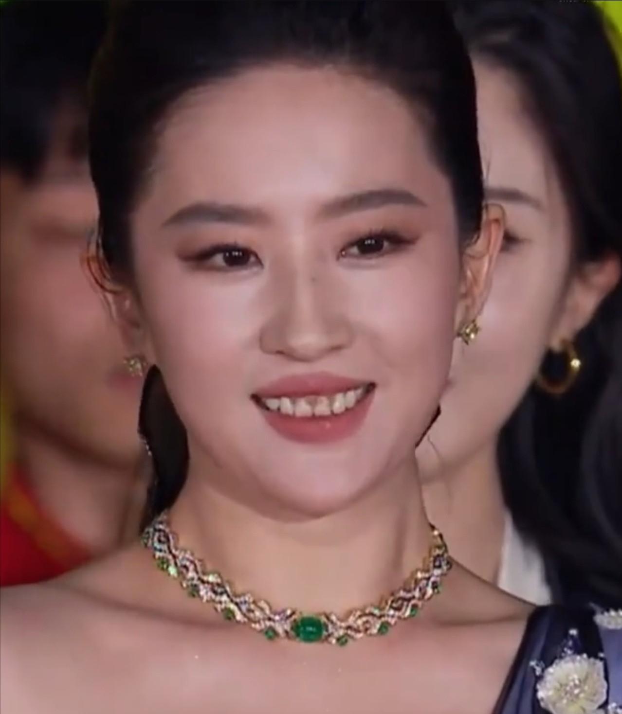 容我说句话，大伙别骂我，我觉得刘亦菲长得也就一般般。
最近和朋友聊神颜，我觉得刘