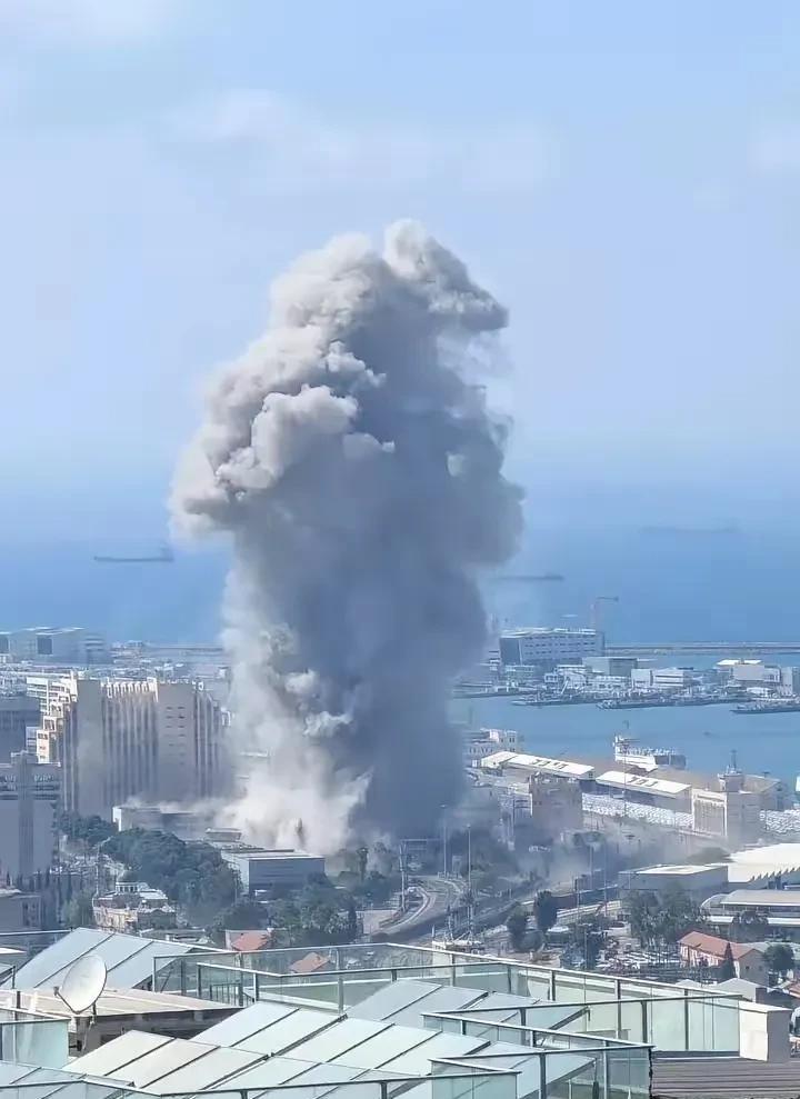 伊朗导弹袭击以色列海法，现场升起巨大烟柱。
海法是以最大港口城市，也是以色列第三