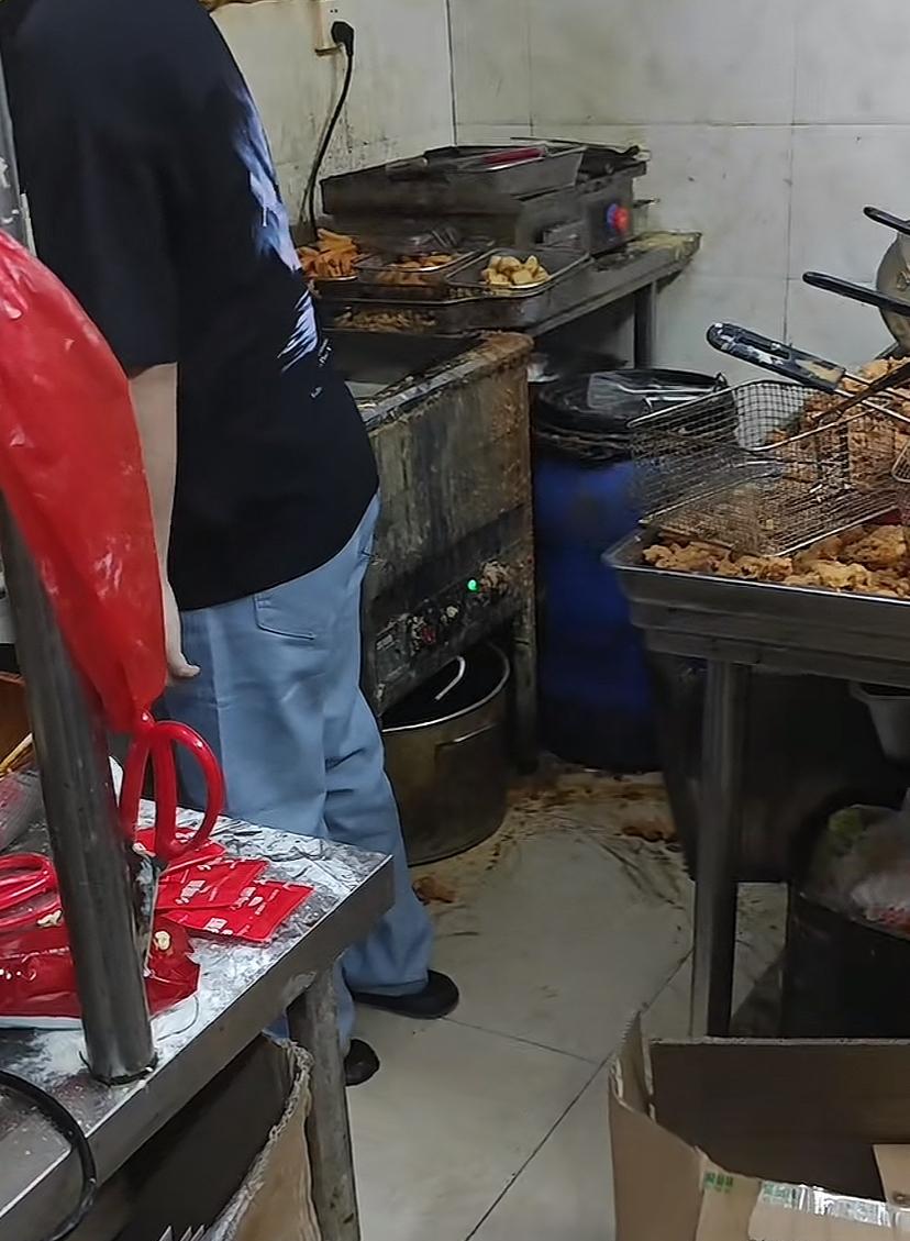 据说这种是专门做外卖的店。
这么脏是怎么开下去的，怎么上架的平台！
好心的外卖员