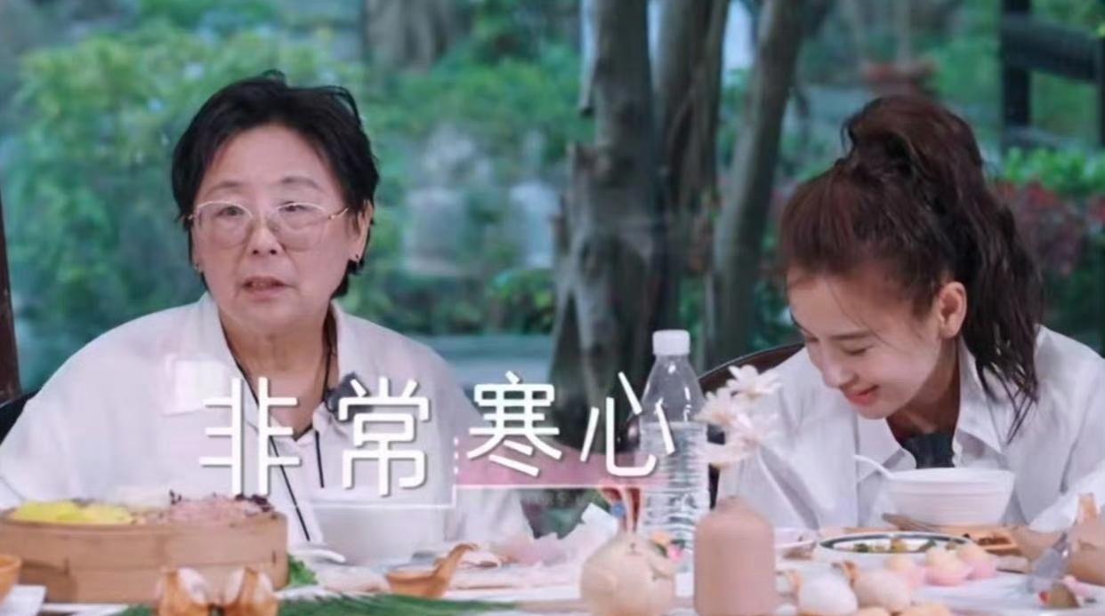 姥姥带娃，真的是“吃力不讨好”吗？
黄圣依妈妈在节目里吐槽
自己辛辛苦苦帮女儿带