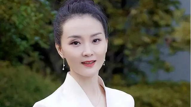 琉璃瓦下的戏中人：一个豪门女演员的镜像人生