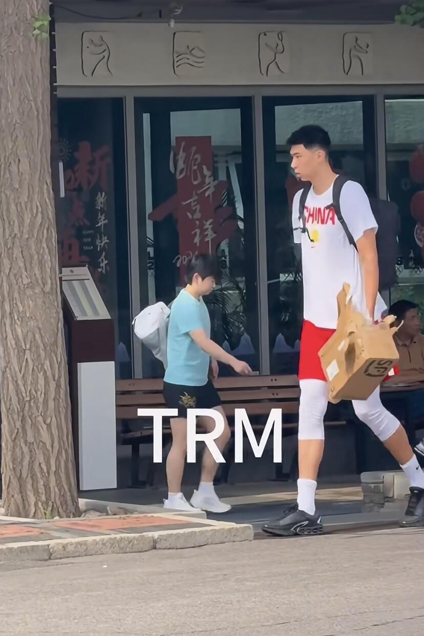 莎莎妹在巨人哥哥面前，像是小朋友，显的好小孩，两个人都刚训练完出来，真的就是超级
