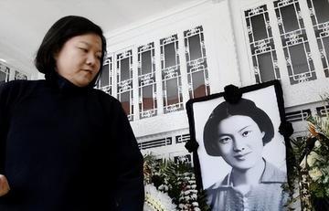 2008年，章含之因病抢救无效去世，正当女儿准备将母亲与父亲和合葬在一起时，护士
