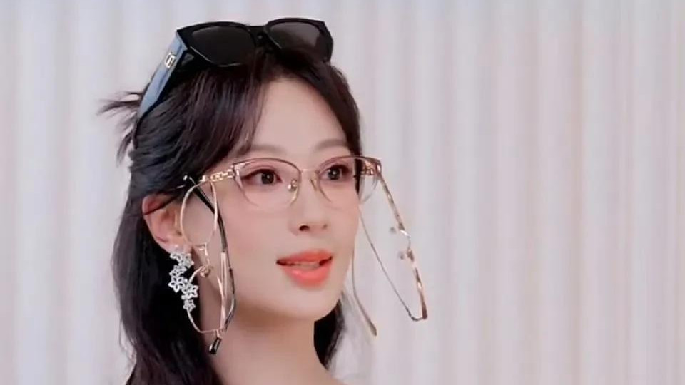 杨紫是打算当谐星吗？直播戴四五个眼镜，看起来好搞笑啊