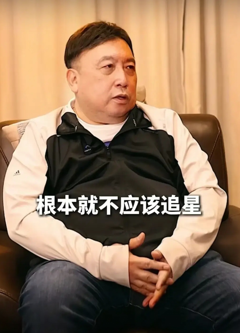 大导演王晶奉劝现在的年轻人不要去追星，所有的明星都是资本捧出来的，资本想硬推谁，