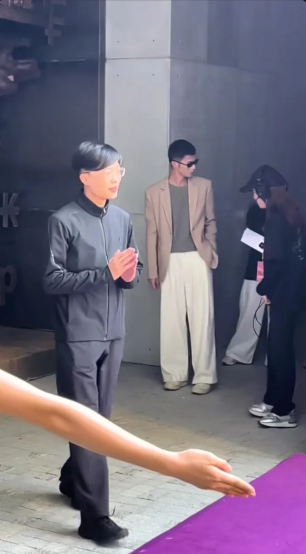 郭有才高光时刻，他以音乐人身份出席某电商平台颁奖典礼并签名留念。颁奖词是这样的：