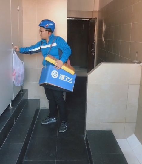 正要去卫生间，只见一位美团小哥快步走了进来：先生你好，你订的外卖。我很惊讶：是谁