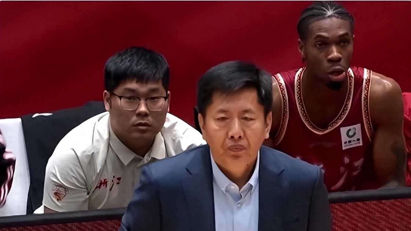 CBA劲旅20分惨败，战绩一胜四负，球迷：留给丁团长的时间不多啦