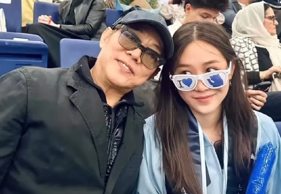 李连杰太自豪了！
5月25日，李连杰十分自豪的发文说，自己一个小学都没有毕业的