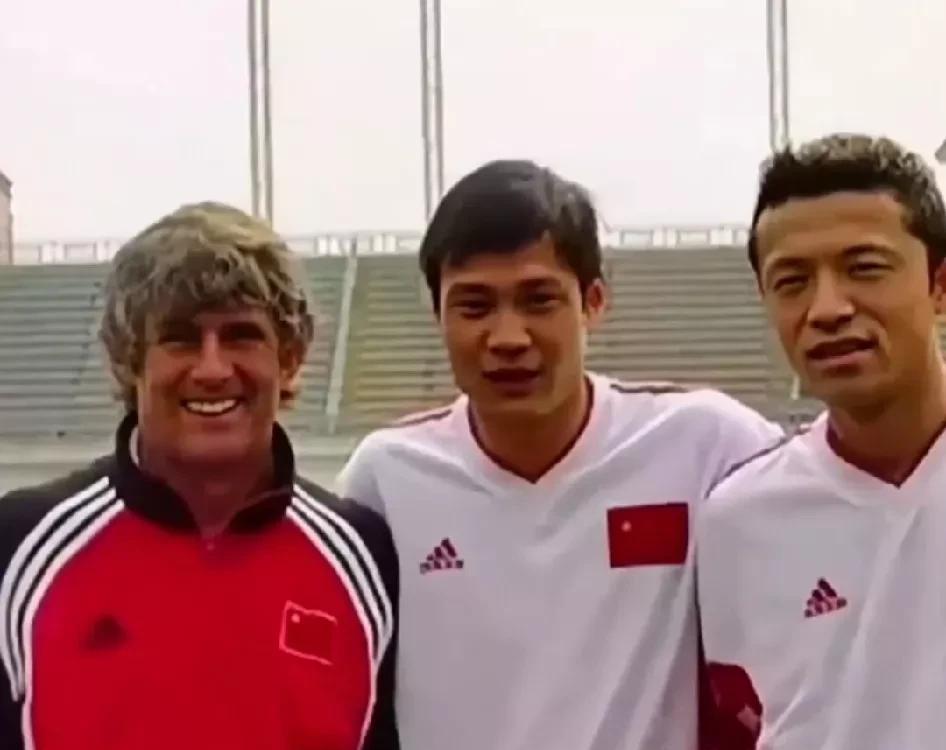 2002年的世界杯，米卢、范志毅和谢晖的精典照片，那时候60岁的米卢感觉好年轻，
