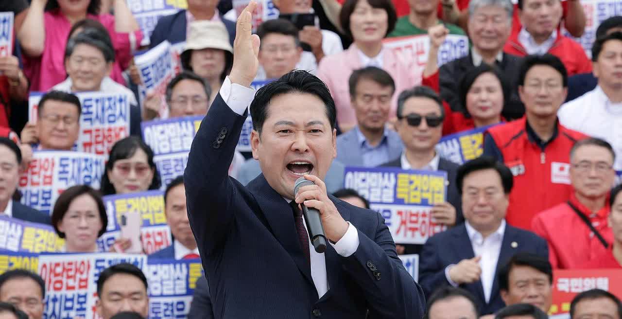韩国媒体消息，国民力量党代表张东赫13日通过脸书，批评李在明总统与共同民主党代表