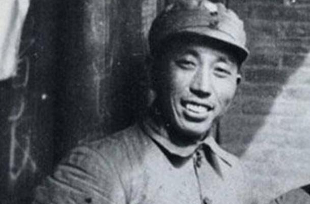 1950年，一个穿着破烂的妇女带着女儿到北京饭店，母亲畏缩不前，几乎不敢抬头，小