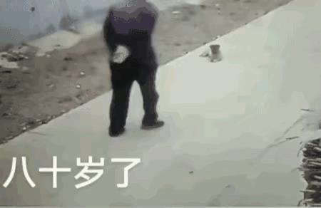 小狗趴在路边，这位老太太非要踢上一脚，结果自己摔倒了，这就是因果报应。
坐在地上
