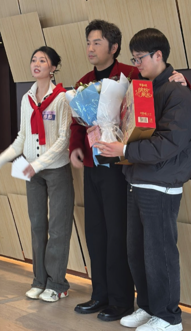 被雷佳音的街头唠嗑暖到！提着瓜子花生，和路人畅聊半小时，这亲切劲儿，谁看了不心动