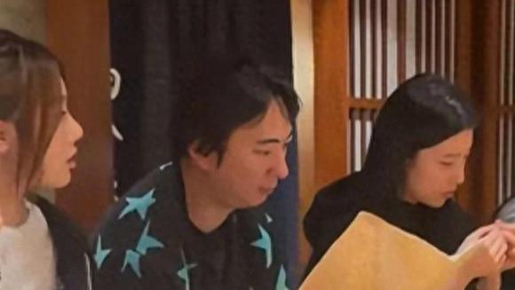 37岁王思聪在日本，带三个美女去吃烧烤，大吃大喝，花钱毫不手软