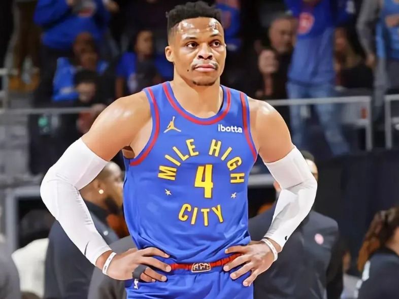 不得不承认！今天的威少，又被雷迪克搞心态了。
上半场的威少有多猛，打得有多开心，