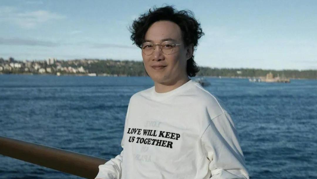 乐坛巨星被偶遇合照一细节突显绅士作风，暖心言行令粉丝大感幸运