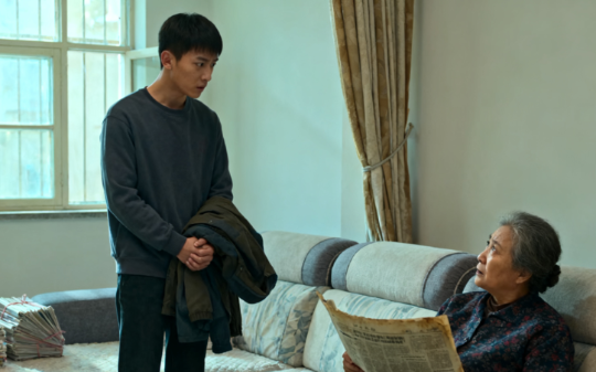 77岁老太去上海看病，发现医生有些样子有些面熟，摘下口罩才知医生竟是她在云南当知青时生下的孩子