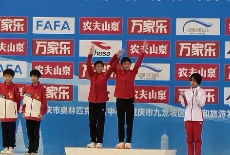 新星绽放！陕西队跳水小将崔家溪和王韵晗斩获女子10米台双人组合冠军。
在重庆奥体