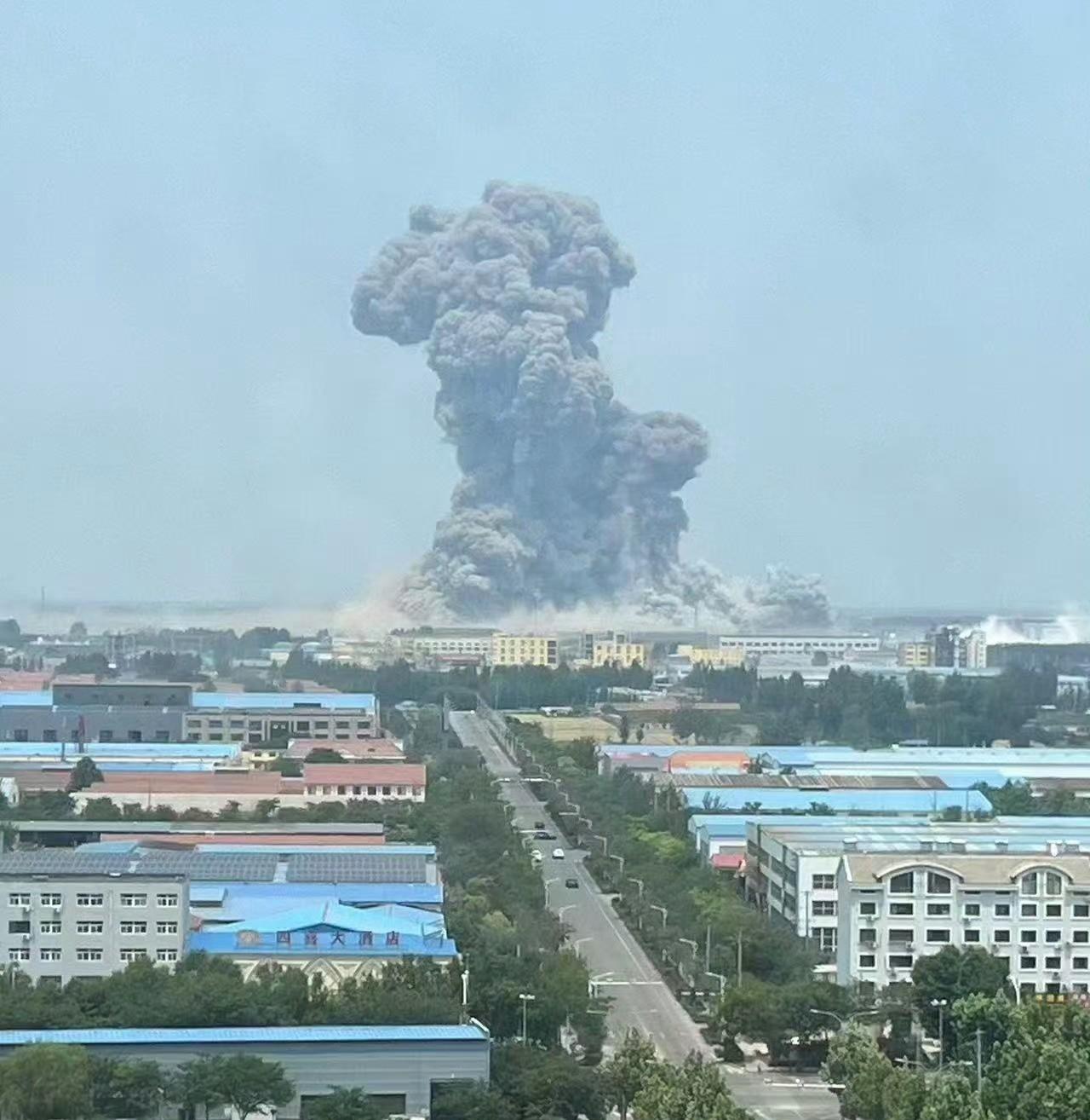 这爆炸画面看着太夸张了！上次出这样的事还是在天津吧…
不知道是什么样的原因造成的