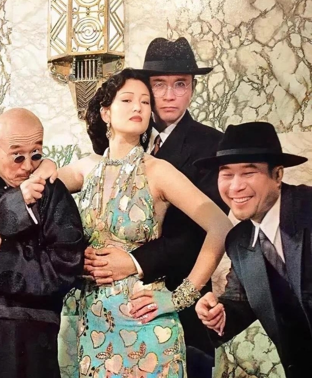 在1995年的一张剧组大合照里，藏着一个让人好奇不已的谜团。照片中，李保田和李雪