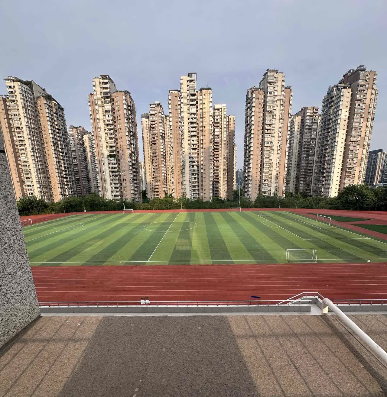 渝超，据说是重庆市江北区足球队的主场，江北石子山体育公园体育场……

沿长江