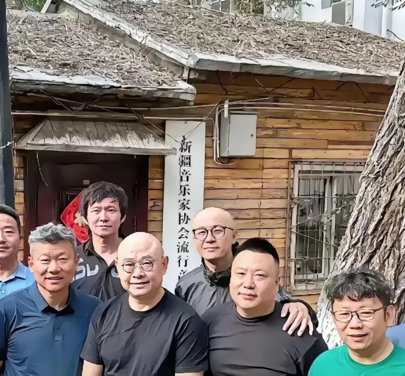 刀郎在新疆租住的房子，新疆至今还保留着，低矮破旧，紧靠在一橦白色的大房子后面。上