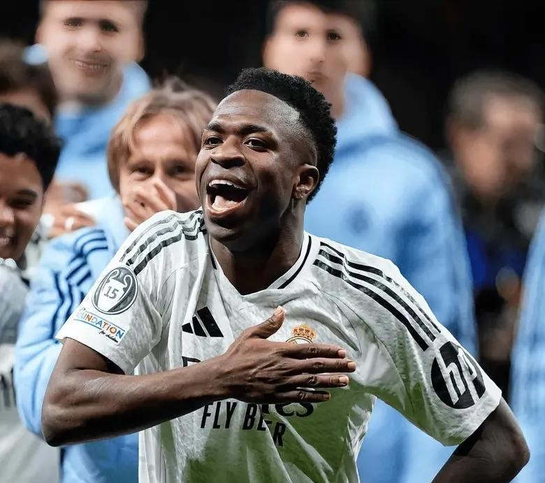 维尼修斯进入沙特引援范围
沙特吉达国民拟支付皇马3.5亿欧元打破转会费纪录签约维