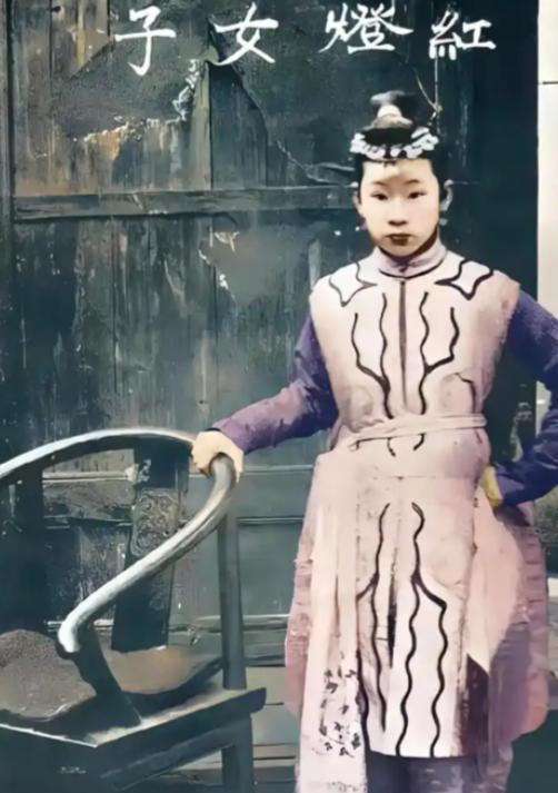 1900年，“黄莲圣母”不幸被八国联军抓获，联军对她所谓的“法术”充满好奇，对她