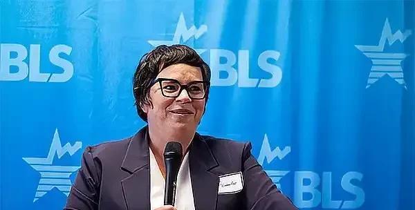 特朗普深谙不能解决问题，就解决提出问题的人。美国劳工统计局日前发布报告称，7月美