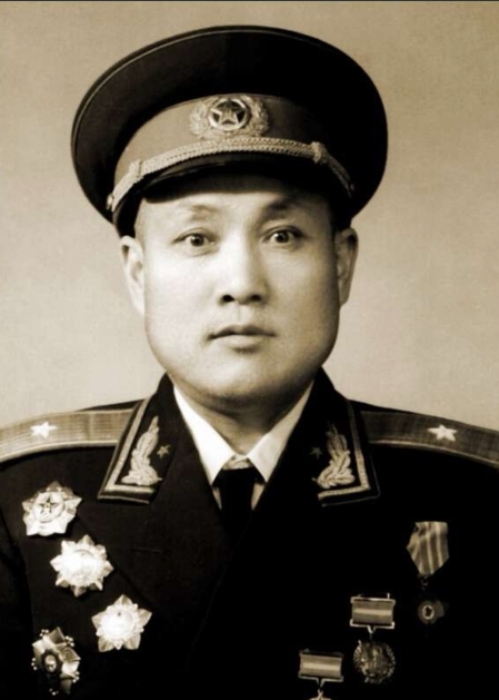 1934年，徐海东回家看望母亲，却被敌人掌握了行踪，混战打响后，一颗手榴弹滚到徐