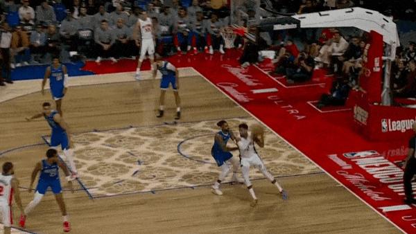 坎宁安快速分球，杜伦空切杀到篮下双手扣篮得分